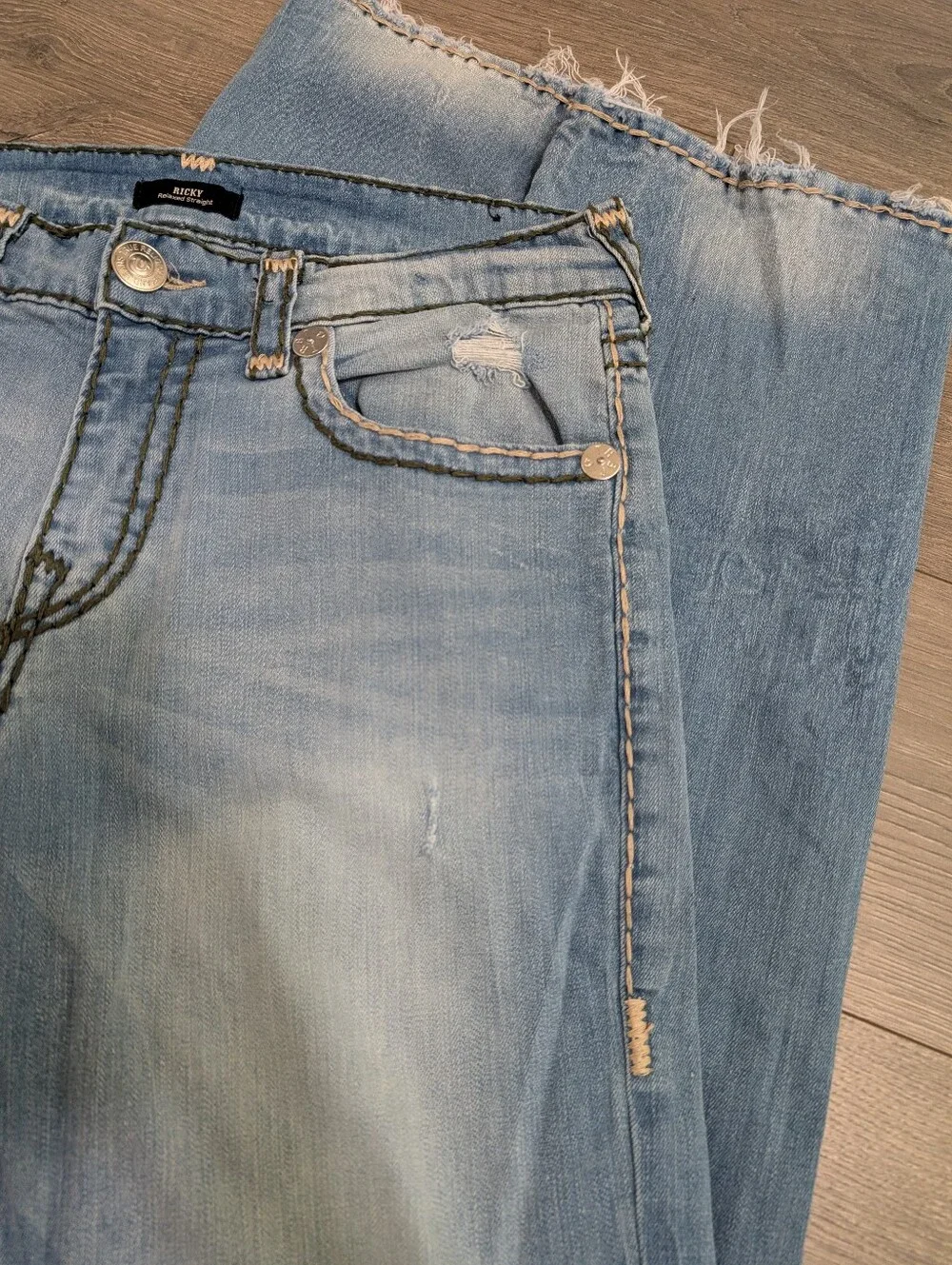 True Religion Ricky Relaxed Straight Light Wash Distressed Unique Stitching•34👖